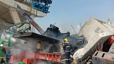 เปิดสาเหตุ ไฟไหม้ซากเครนพระราม 2 สะเก็ดไฟงานรื้อถอน ปลิวตกใส่รถใต้กองปูน