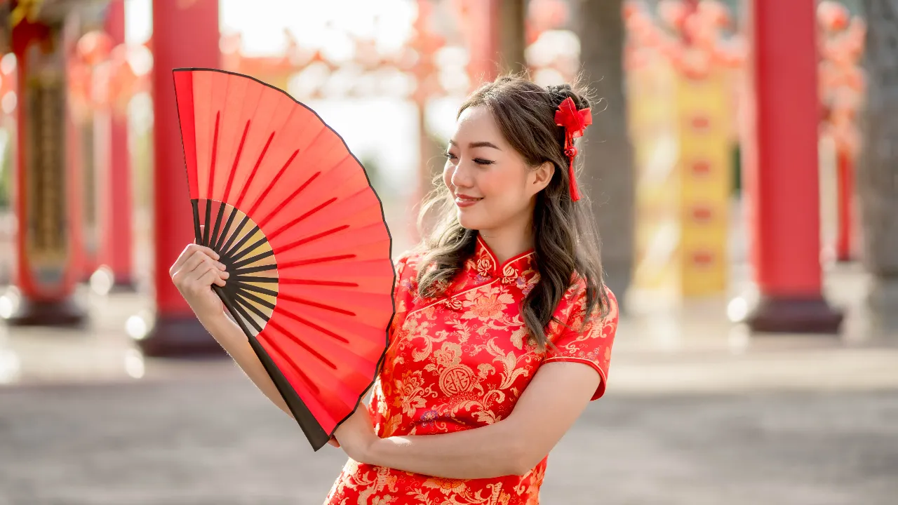 ตรุษจีน 2569 ใส่เสื้อสีอะไร เช็กสีมงคล ใส่สีไหนดวงเฮงทั้งปี