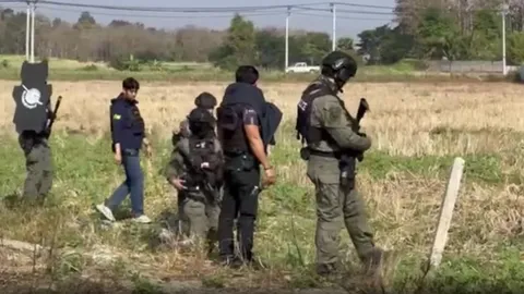 เจอเบาะแส หนุ่มพม่า ยิงตำรวจแม่สอด คาดเผ่นข้ามชายแดนไป “เคเคปาร์ค” ไล่ล่ากระชั้นชิด