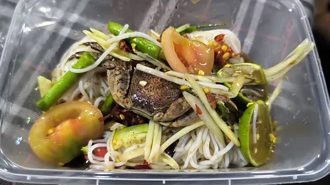 ส้มตำบักบุ้ง ฝีมือรั้วของชาติ ถุงละ 50 บาท ลูกค้าแห่ต่อคิวรอฟินเมนูแปลก “ตำกล้วยตาก-สตรอว์เบอร์รี”