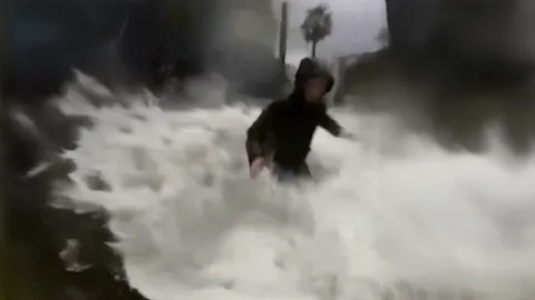 นายกเทศมนตรีอิตาลีถูกคลื่นยักษ์ซัดขณะไลฟ์สด ตรวจสถานการณ์พายุถล่มภาคใต้ อพยพ-กู้ภัยวุ่นหลายพื้นที่