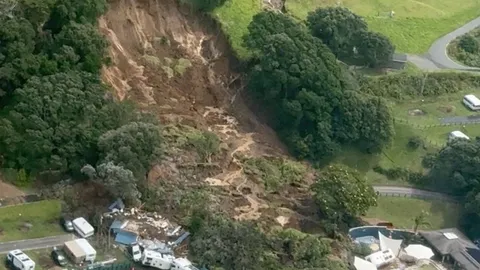 ดินถล่มรุนแรงซัดจุดกางเต็นท์นิวซีแลนด์ — เจ้าหน้าที่เร่งค้นหาผู้สูญหาย