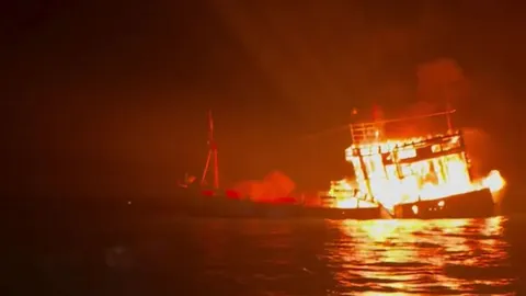 เหตุไฟไหม้เรือวอดทั้งลำ บริเวณปากอ่าวท่าศาลา พบเบาะแสเป็น "เรือน้ำมันเถื่อน"