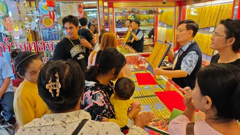 ร้านทองเชียงใหม่คึกคัก คนแห่ถอนเงินซื้อ "ทองคำแท่ง" เชื่อมีโอกาสแตะ 8 หมื่นบาท