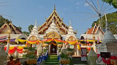 สาธุชนล้นหลาม ร่วมพิธีทำบุญอายุวัฒนะพระเกจิดัง ไม่พลาดส่อง "เลขเด็ด" ลุ้นรวย