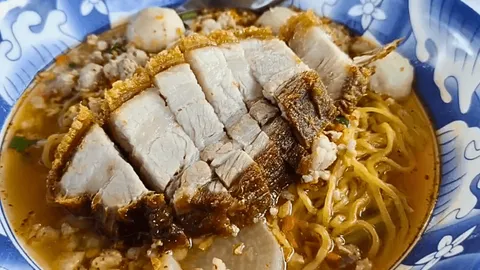 “จียอน ก๋วยเตี๋ยวโคตรหมูกรอบ” ปราจีนบุรี ร้านของอดีตสาวโรงงานลาออกเพื่อเป็นเจ้าของกิจการ