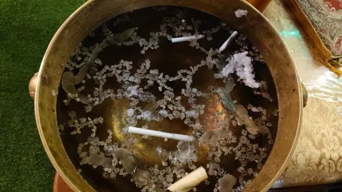 คอหวยแห่ส่อง "เลขเด็ด" ขันน้ำมนต์งานห่มพระธาตุ ไปเสี่ยงโชคงวดนี้ 1/2/69