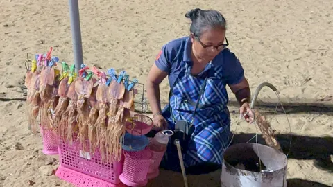 แม่ค้าปลาหมึก เจอลูกค้าหัวร้อน ขอดูสลิปไม่ให้ ถูกตบ-กระโดดถีบ 