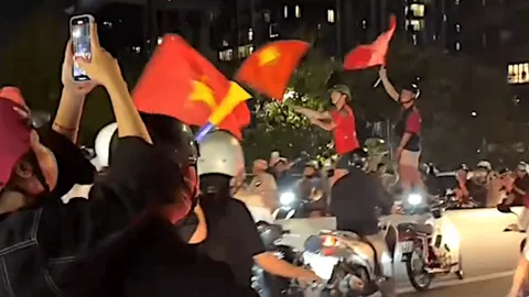 “แฟนบอลเวียดนาม” หลายหมื่นรวมตัวฉลอง บนถนนกลางดึก หลังชนะเกาหลีใต้ ซิวที่ 3 ชิงแชมป์เอเชีย ยู-23