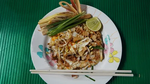 ตำนาน 30 ปีคู่เมืองหนองคาย "ผัดไทยายแกะ" ทีเด็ดเตาถ่าน หอมกลิ่นกระทะ เส้นหนึบไม่ง้อน้ำมะขาม