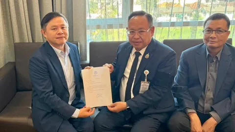 “ทนายแก้ว” ลาสํานักวิชาว่าความ ไหว้ขอโทษทั้งนํ้าตา รับกอด-จูบนศ.สาว เจรจาจ่าย-อยากจบ (คลิป)