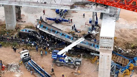 ผลเครนถล่มซัดผู้รับเหมาชุ่ย ทําร่วงทับรถไฟ ใต้ถนนพระราม 2 สั่งปิดยาว 60 วัน