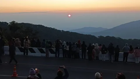 ถูกใจนักท่องเที่ยว เชียงใหม่หนาวไม่พัก เช้านี้ยอดดอยอินทนนท์ อุณหภูมิต่ำสุด 1 องศาฯ