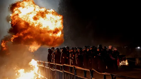 ม็อบอัลเบเนียปะทะตำรวจเดือด ปาระเบิดเพลิงใส่รัฐสภา