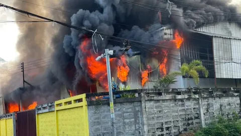 ไฟไหม้โกดังโรงงานผลิตเครื่องมือแพทย์ ย่านแจ้งวัฒนะ เผาวอด หลังคนงานก่อไฟย่างหมู