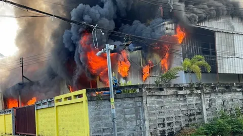 ไหม้เผาโกดังวอด เครื่องมือหมอ สกัดนับชั่วโมง ไฟผลาญหมด!