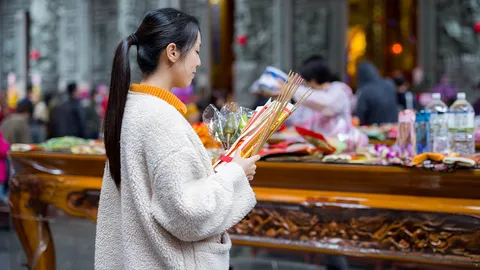 ปีชงต้องแก้ไหม? ทำบุญ ลดเคราะห์กรรม ฝากดวง ตรุษจีน 2569