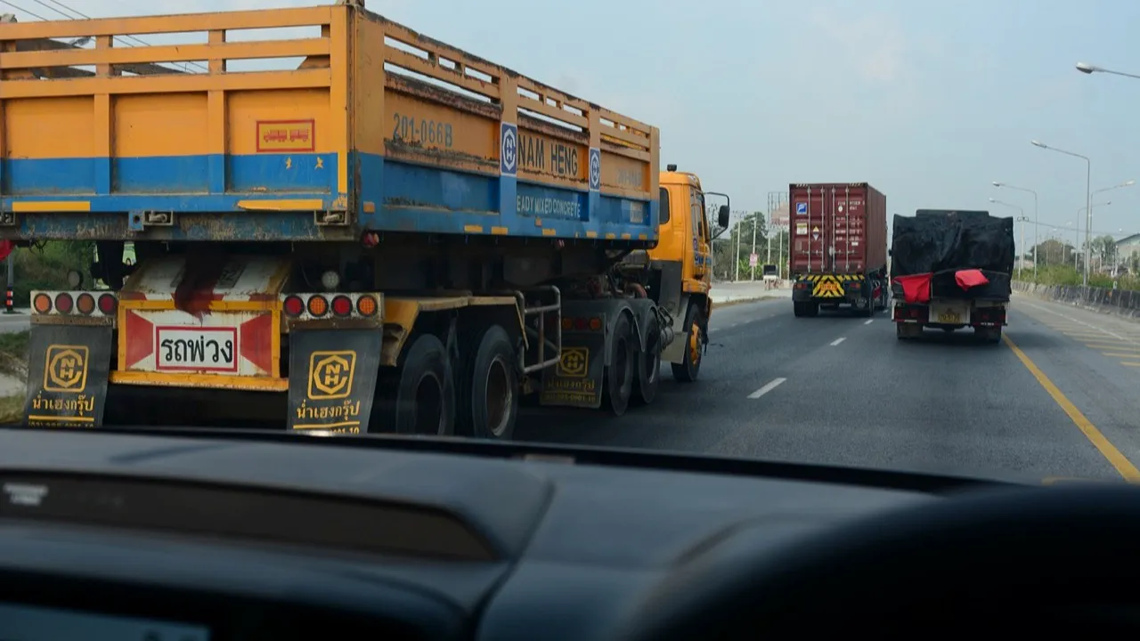 เทคนิคการขับแซงรถใหญ่ จะวิ่งประกบไปทำไมมันอันตราย! 