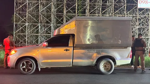 กระบะตู้ทึบซิ่งแหกด่านก่อนวิ่งหนีเข้าป่า ตรวจรถพบยาไอซ์ 15 กระสอบ