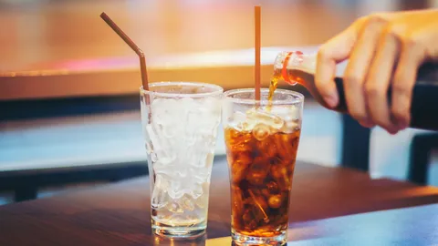 ติดหวานแต่ไม่อยากอ้วน เช็กผลข้างเคียง “ไดเอทโซดา” ดื่มเยอะไปส่งผลอะไรกับร่างกาย