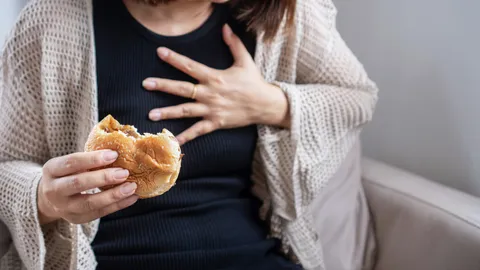 หลังปีใหม่ จุกเสียด แสบร้อนกลางอก แค่ทานเยอะหรือเป็นกรดไหลย้อน