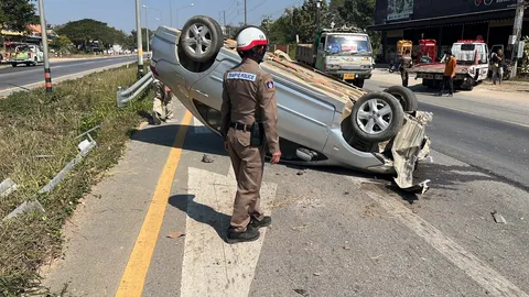 เปิดนาทีระทึก หนุ่มวัย 22 ขับเก๋งชนจักรยานยนต์หลายคัน ก่อนเสียหลักตกเกาะกลางถนน