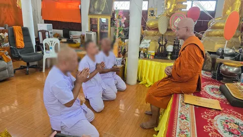 จับพระสึกหมดสำนักสงฆ์ จ.ชลบุรี หลังตรวจพบเสพยา-มีเครื่องบริหารอวัยวะเพศ