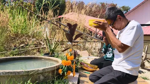 พบน้ำผุดกลางกองดิน จุดก่อสร้างพระธาตุ จุดธูปเลขมงคล ได้ "เลขเด็ด"