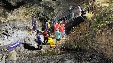 8 ชีวิตระทึก รถเสียหลักพุ่งลงร่องข้างทาง กู้ชีพเร่งใช้เครื่องตัดถ่างช่วยคนติดภายใน