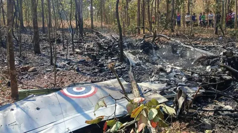 เครื่องบินทหาร AT-6 สังกัดกองทัพอากาศ ตกกลางป่าไฟลุกท่วม ดับ 2 ศพ