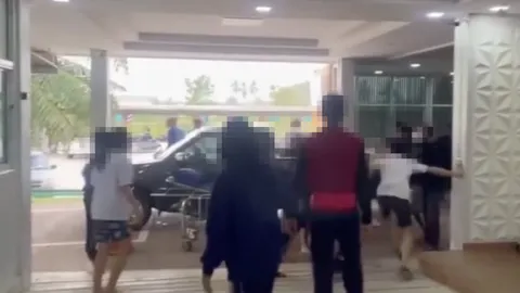 วัยรุ่นขาสั้น ยกพวกตะลุมบอนหน้าห้องฉุกเฉิน ตีกันแล้วที่วัด ก่อนเจออีกครั้งที่ รพ.