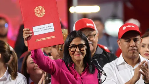 รักษาการปธน.เวเนฯ ลงนามกม.ปฏิรูปอุตสาหกรรมน้ำมัน ลดบทบาทรัฐ-เปิดทางเอกชนควบคุมการผลิตและขายน้ำมัน