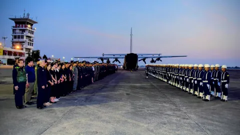 ตั้งแถวกองเกียรติยศ ส่งร่าง 2 นักบิน อย่างสมเกียรติ