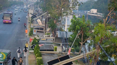 เร่งซ่อมระบบไฟฟ้า หลังรถบรรทุกทำเสาไฟฟ้าโค่นกว่า 70 ต้น คาดมูลค่าหลายล้าน