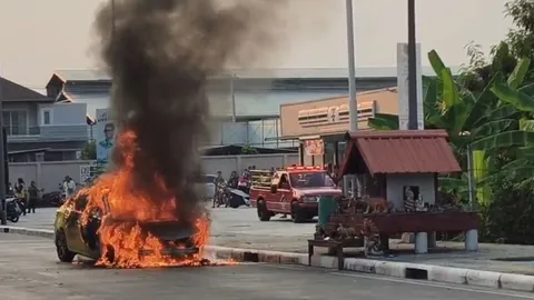 ระทึก ไฟไหม้รถแท็กซี่วอดทั้งคัน คนขับ-ผู้โดยสาร เปิดประตูหนีตายออกมาทัน