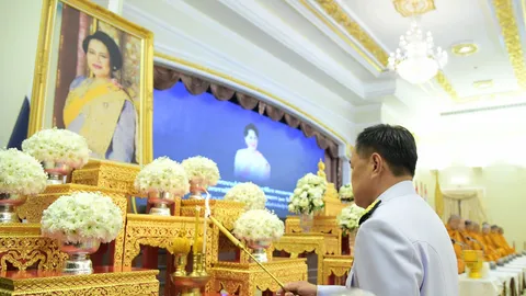 นายกฯ นำทำบุญตักบาตรถวายสมเด็จพระนางเจ้าสิริกิติ์