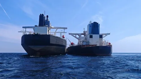 มาเลเซียยึดเรือบรรทุกน้ำมัน 2 ลำ ลักลอบถ่ายน้ำมันดิบกว่า 4,000 ล้านบาท