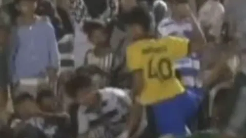 เดือดๆ “นักฟุตบอลคู่แข่ง” ง้างหมัดใส่ “นักเตะหมอนทอง”-ได้บทสรุปเหตุการณ์แล้ว (คลิป)