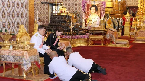 “ในหลวง-ราชินี” เสด็จฯ ทรงบำเพ็ญพระราชกุศลสตมวาร “สมเด็จพระพันปีหลวง”