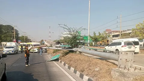 ป้ายบอกทางล้ม จยย.พุ่งชนเจ็บ 3 คาดคนเก็บของเก่า ขโมยนอตโคนเสา ระทึกถนนมิตรภาพ