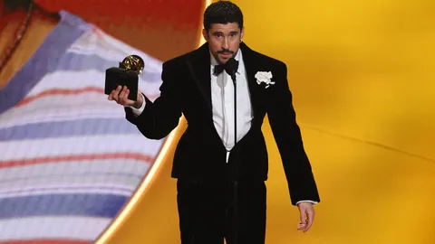 "Bad Bunny" คว้ารางวัลใหญ่แกรมมี "อัลบั้มแห่งปี"  ครั้งแรกของอัลบั้มเพลงภาษาสเปน