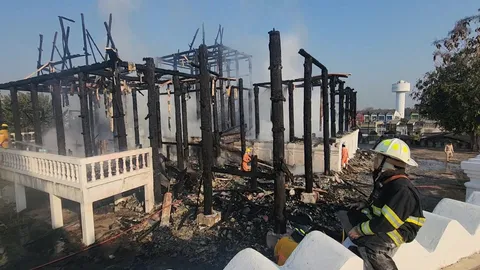 เจ้าอาวาสถึงกับเป็นลม ชักเกร็ง หลังเห็นกุฏิไม้โบราณ ถูกไฟไหม้เหลือแต่ซาก