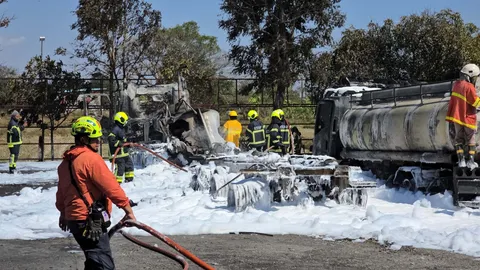 ลูกจ้างดับ 1 ราย เหตุไฟไหม้รถบรรทุกน้ำมัน ฉีดโฟมเลี้ยงหวั่นปะทุ รอสอบสาเหตุ 