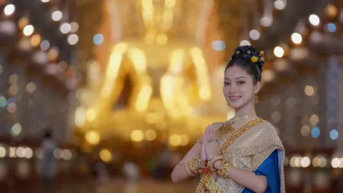 สไบกางเกงยีนส์ใครเริ่ม เปิดที่มาแฟชั่นสุดไวรัล พร้อมพิกัดถ่ายรูป