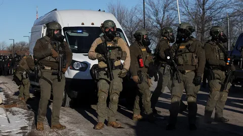 สั่งติดกล้อง "บอดี้แคม" จนท.ตม.สหรัฐฯ ทันที สยบดราม่าเหตุวิสามัญฯ ในมินนิอาโพลิส 