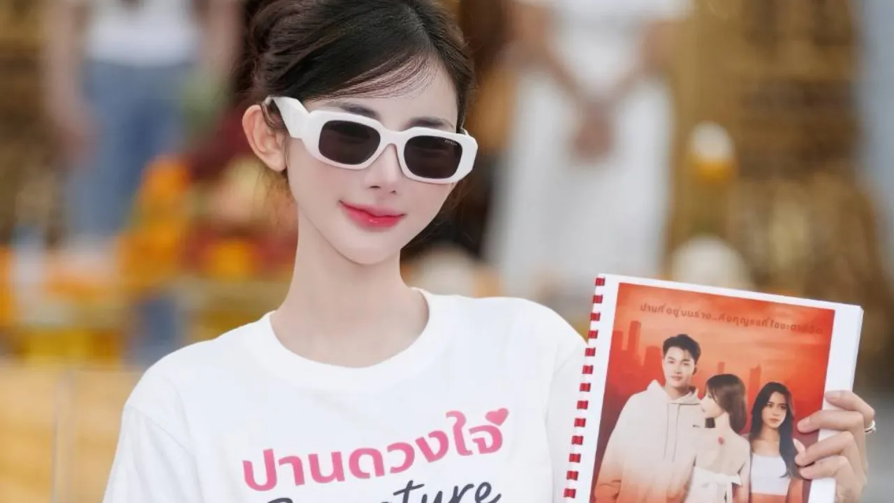 เกลิน ธัญรดี นำทีมบวงสรวงศาลหลักเมือง ซีรีส์แนวตั้ง ปานดวงใจ Signature 