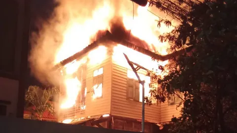 ไฟไหม้ค่ายมวย "ศิษย์ชาญสิงห์" นักมวยดัง "ก้องสยาม อ.วุฒิพงษ์" ไฟลวกหลังบาดเจ็บ