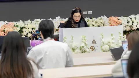 สมเด็จเจ้าฟ้าฯ กรมพระศรีสวางควัฒน วรขัตติยราชนารี พระราชทานความรู้เรื่องโรคมะเร็งแก่นักศึกษาแพทย์