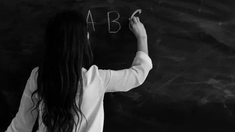 ไขปม "ครูปอ" เด้ง ผอ.โรงเรียนดัง จี้หาข้อเท็จจริงให้เสร็จใน 7 วัน