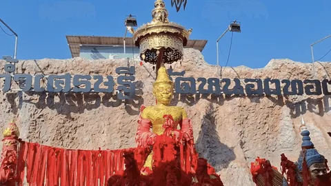 ศรัทธา "ท้าวเวสสุวรรณ" จุดธูปเสี่ยงทาย "เลขเด็ด" ลุ้นโชคงวด 16/2/69